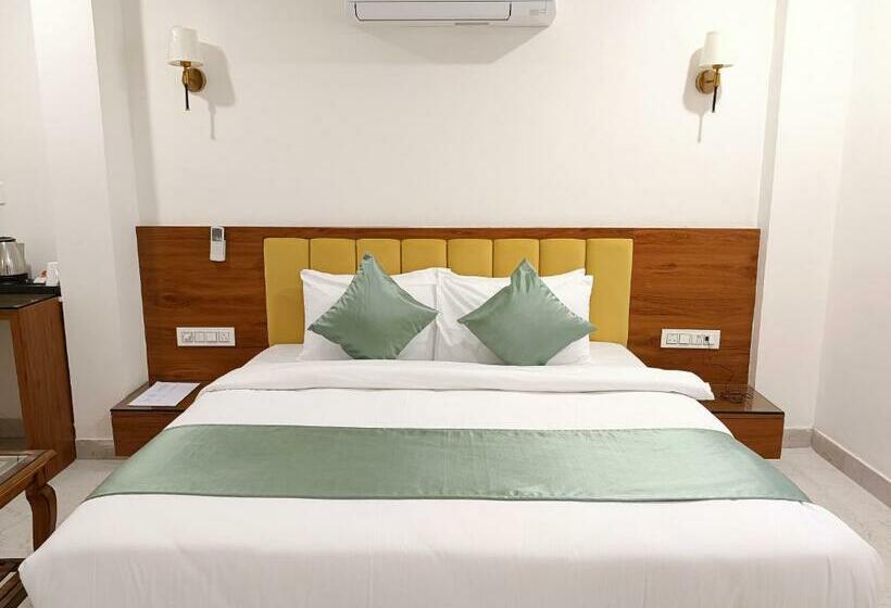 Quarto Deluxe, Heera Residency