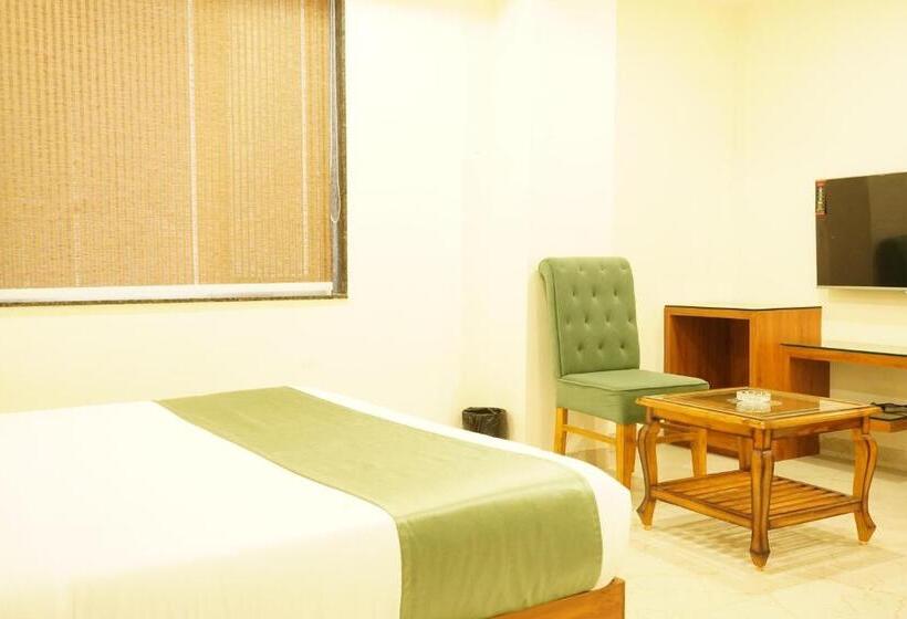 Quarto Deluxe, Heera Residency