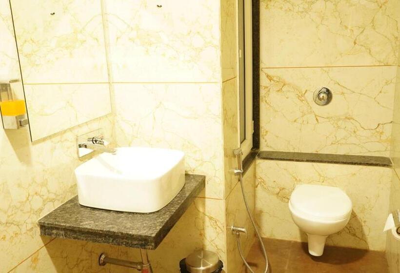 Quarto Familiar, Heera Residency