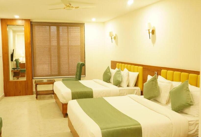 Quarto Familiar, Heera Residency