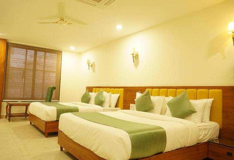 Quarto Familiar, Heera Residency