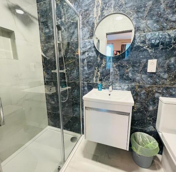 标准间, Paragraph Palmers Green