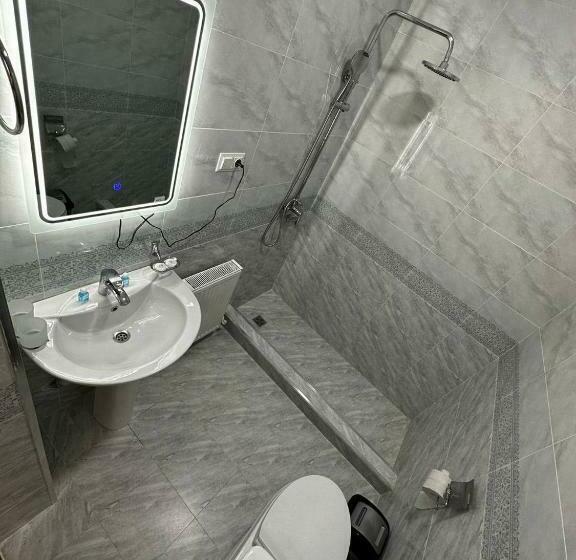 패밀리 스위트, Shoxtut Boutique