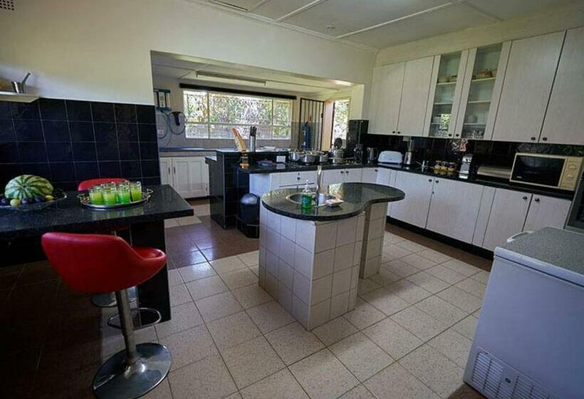 اتاق استاندارد چهار تخته, Room In Villa Zambezi Family Lodge Leopard Room