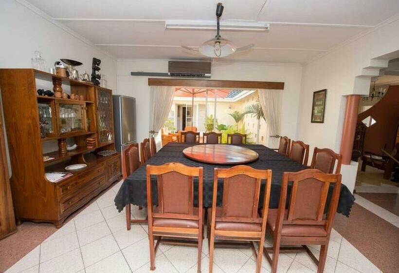 اتاق استاندارد چهار تخته, Room In Villa Zambezi Family Lodge Leopard Room