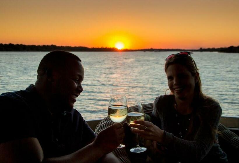 اتاق استاندارد چهار تخته, Room In Villa Zambezi Family Lodge Leopard Room