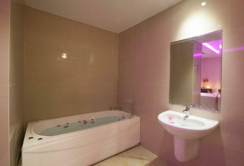 اتاق سوپریور, Khanh Linh