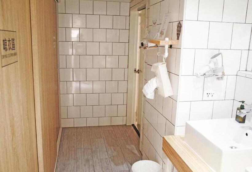 اتاق استاندارد چهارنفره با سرویس بهداشتی مشترک, Paper Plane Hostel