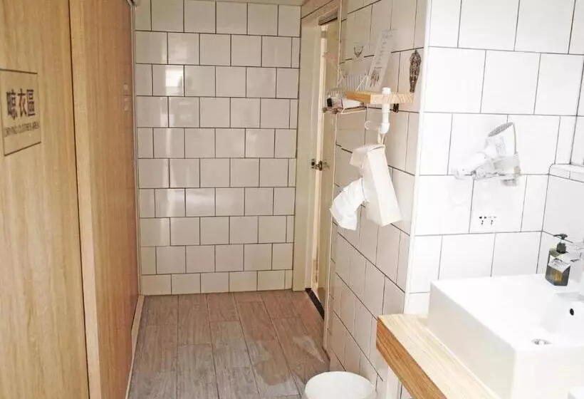 اتاق استاندارد چهارنفره با سرویس بهداشتی مشترک, Paper Plane Hostel