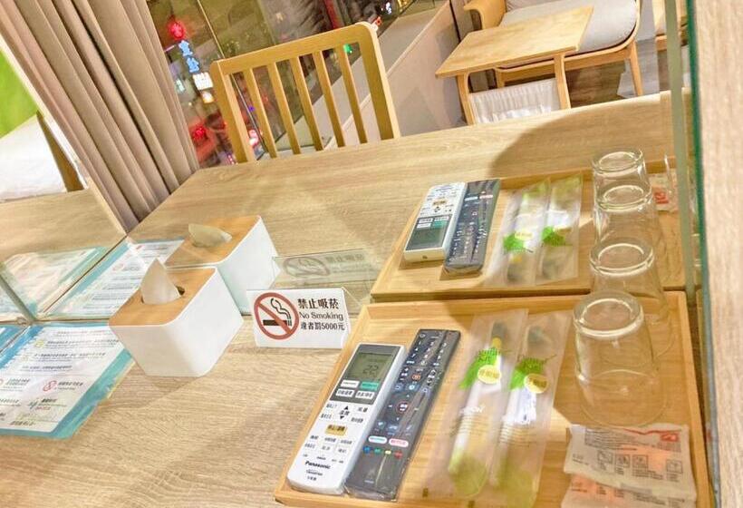 اتاق لوکس, Paper Plane Hostel