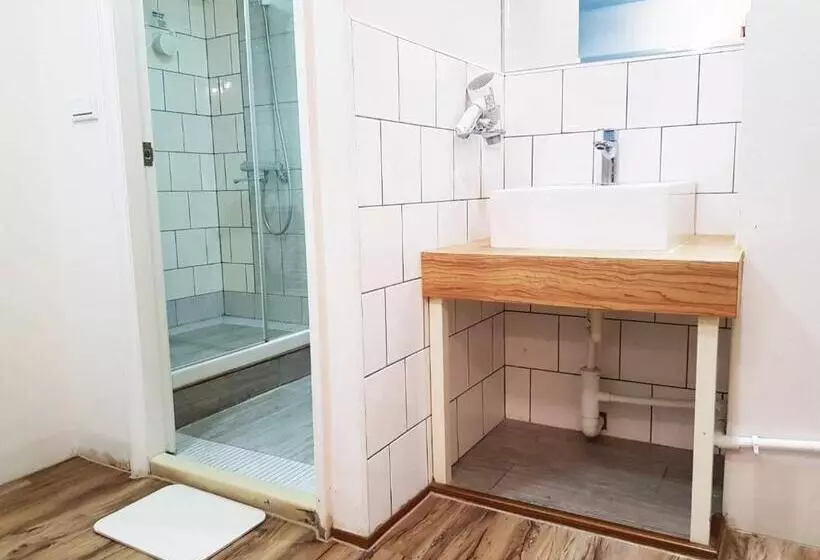 اتاق سوپریور, Paper Plane Hostel