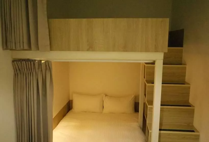 اتاق استاندارد چهارنفره با سرویس بهداشتی مشترک, Paper Plane Hostel