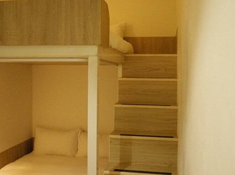 اتاق استاندارد چهارنفره با سرویس بهداشتی مشترک, Paper Plane Hostel