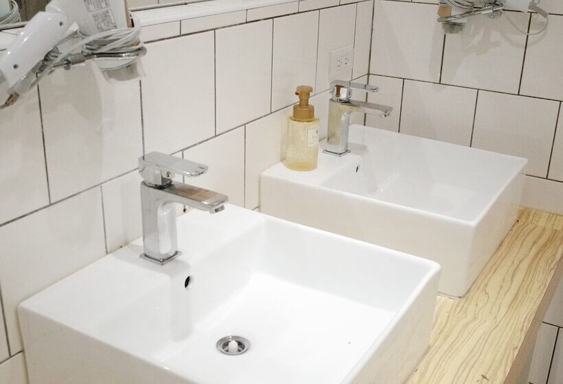 تختخواب در اتاق مشترک, Paper Plane Hostel