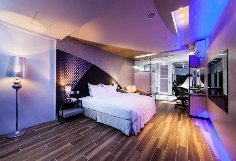 اتاق لوکس, Ty Motel