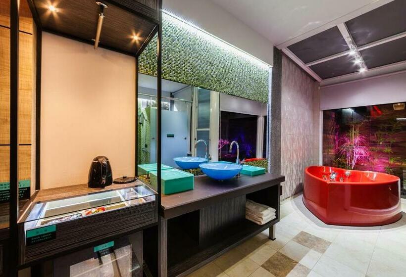 اتاق خانوادگی, Ty Motel