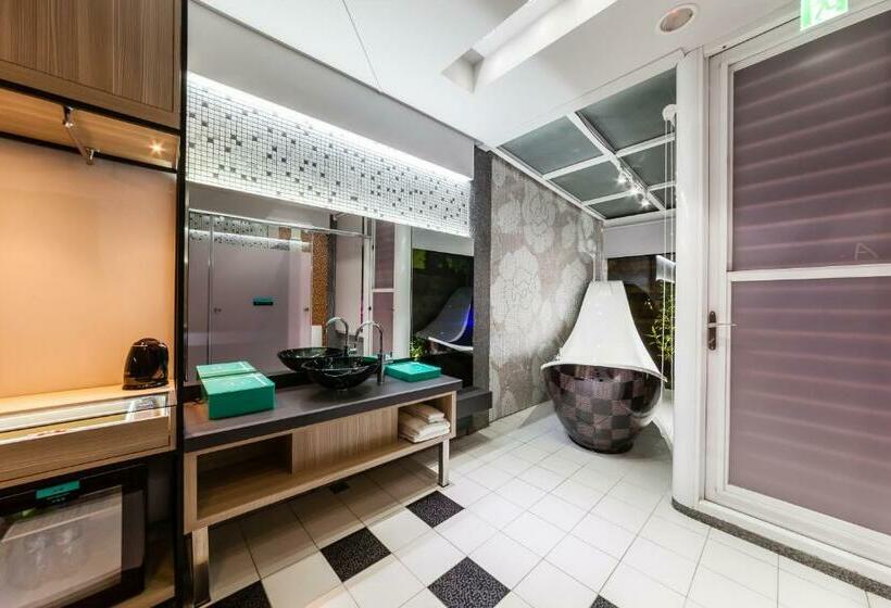 اتاق لوکس, Ty Motel