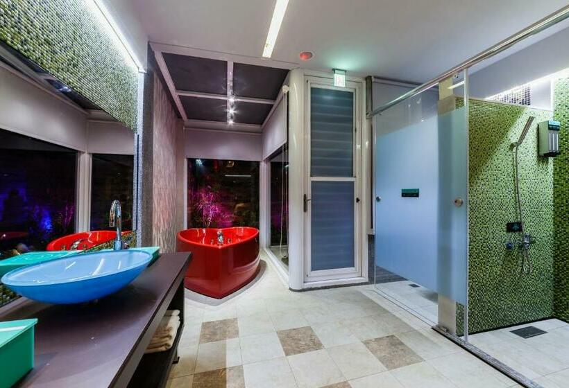 اتاق خانوادگی, Ty Motel