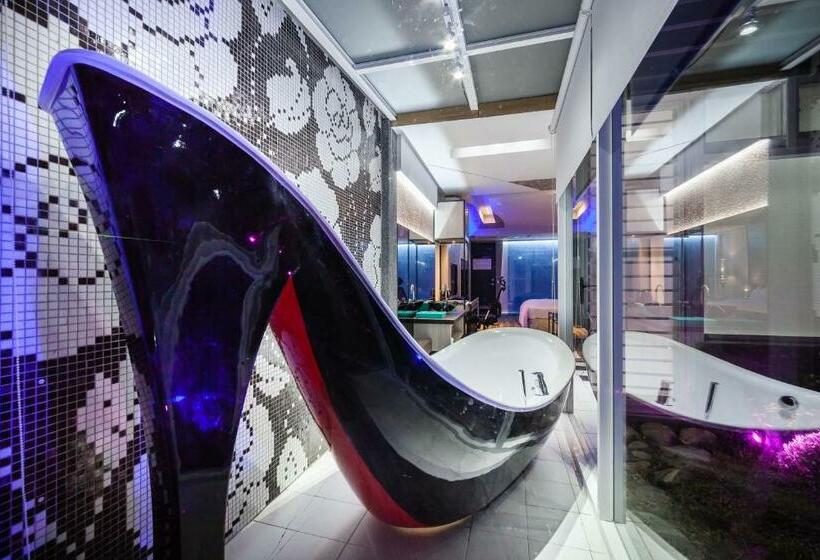 اتاق لوکس, Ty Motel