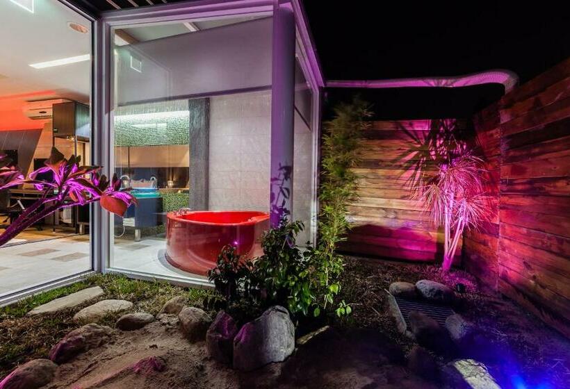 اتاق خانوادگی, Ty Motel