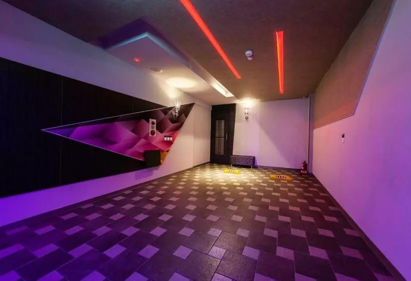 اتاق خانوادگی, Ty Motel