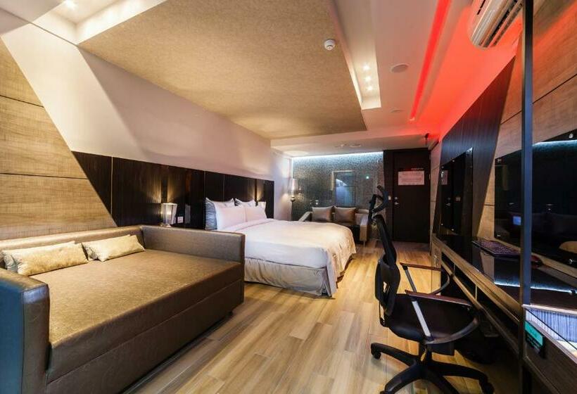 اتاق خانوادگی, Ty Motel