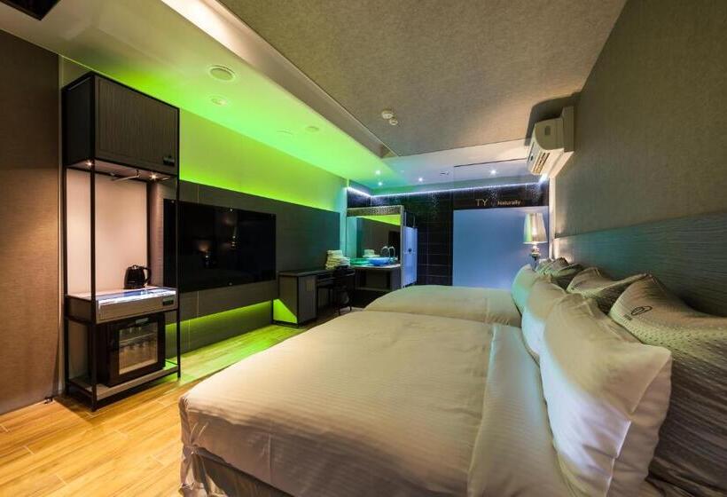 اتاق استاندارد چهار تخته, Ty Motel