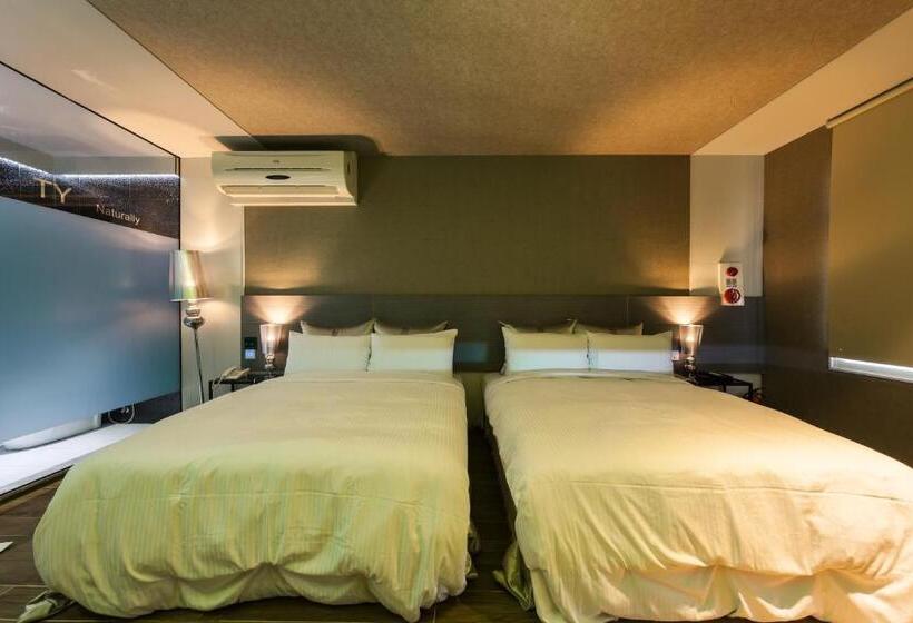 اتاق استاندارد چهار تخته, Ty Motel