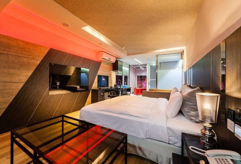 اتاق خانوادگی, Ty Motel