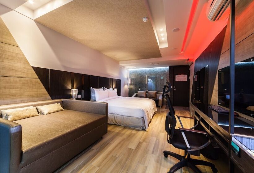 اتاق خانوادگی, Ty Motel