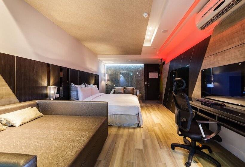 اتاق خانوادگی, Ty Motel