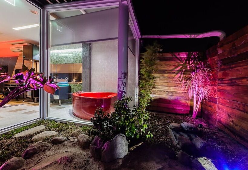 اتاق خانوادگی, Ty Motel