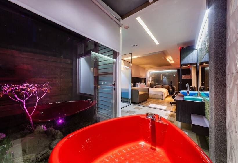 اتاق خانوادگی, Ty Motel