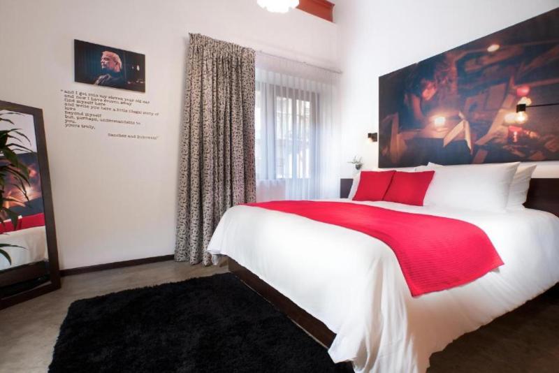 اتاق خانوادگی, Ty Motel