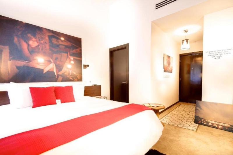 اتاق خانوادگی, Ty Motel