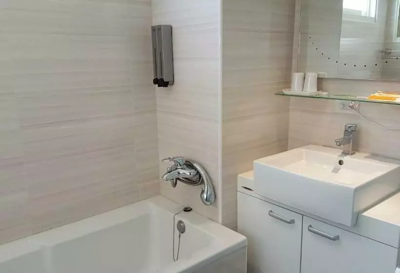 اتاق استاندارد چهار تخته, Ze Hu B&b