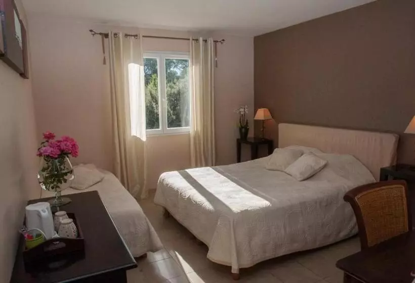 Comfort Kolmen Hengen Huone, Le Mas Pinede