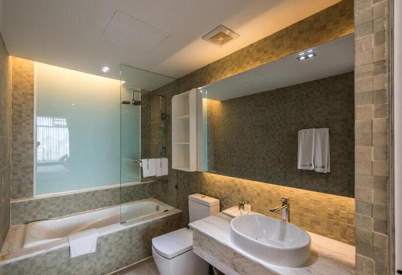 Апартаменты 3 Спальни, Naki Suites @ Silvertown