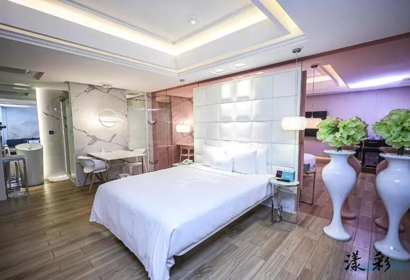 اتاق سوپریور با وان آب گرم, Mmmotel