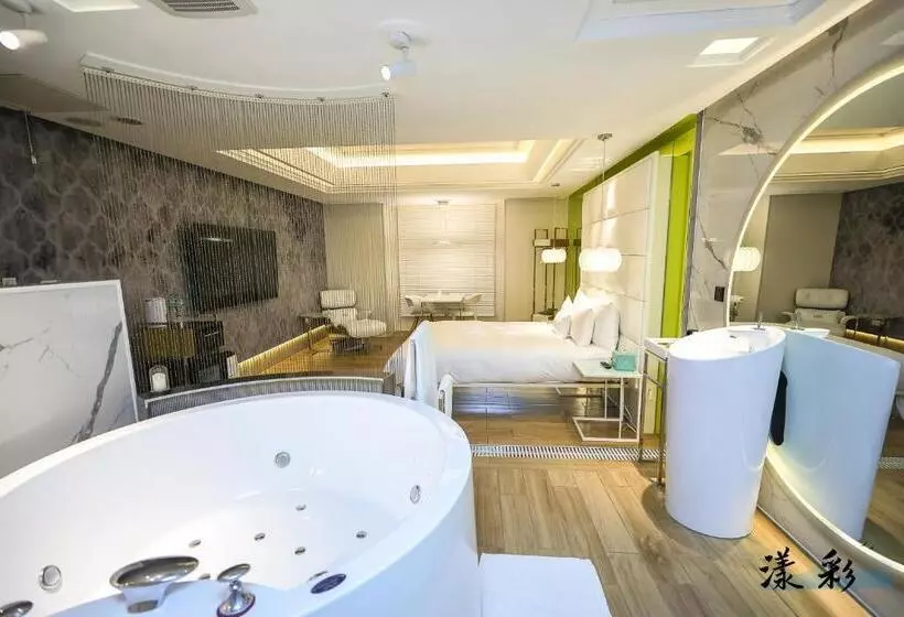 اتاق سوپریور با وان آب گرم, Mmmotel