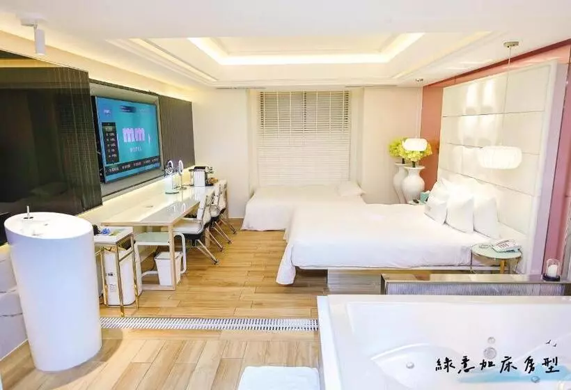 اتاق لوکس با وان آب گرم, Mmmotel