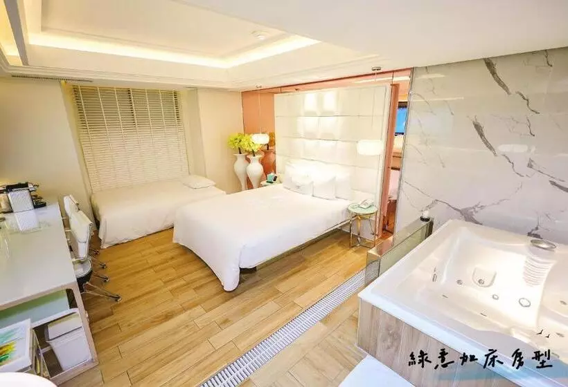 اتاق لوکس با وان آب گرم, Mmmotel