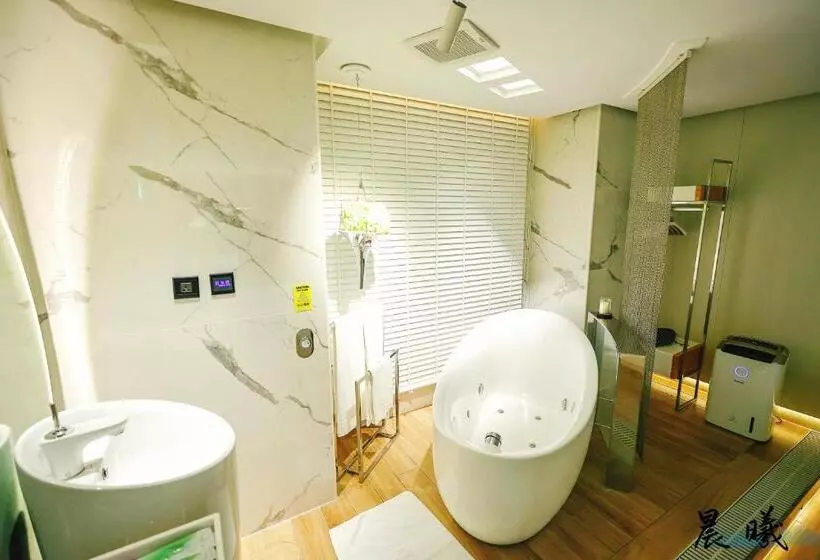 اتاق استاندارد با وان آب گرم, Mmmotel