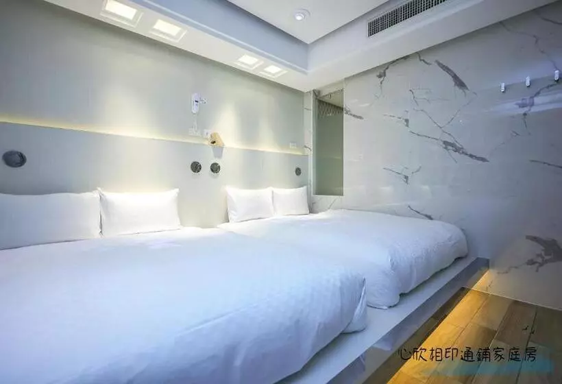 اتاق لوکس خانوادگی, Mmmotel