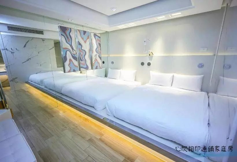 اتاق لوکس خانوادگی, Mmmotel