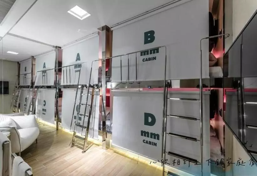 اتاق خانوادگی با تختخواب سفری, Mmmotel