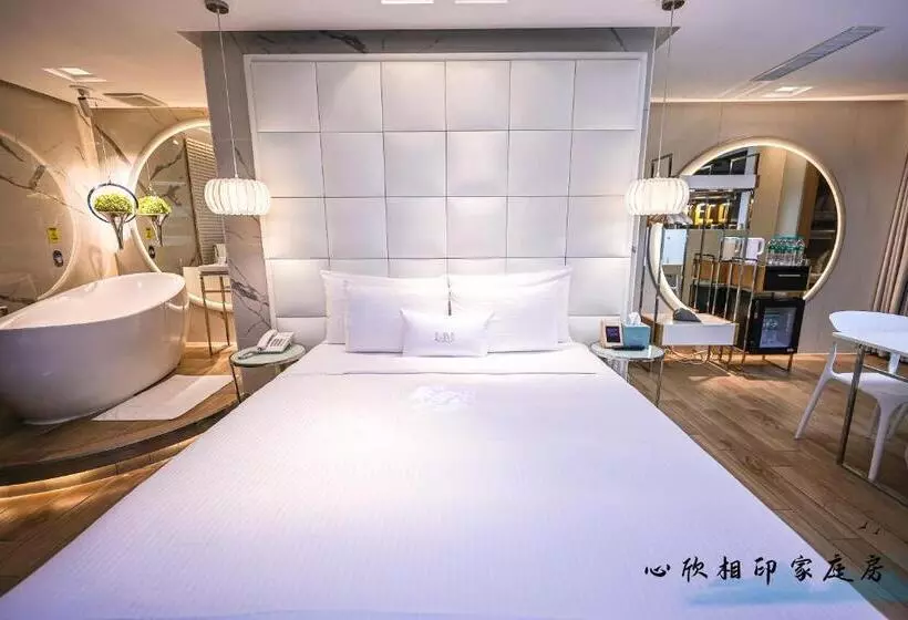 اتاق خانوادگی با تختخواب سفری, Mmmotel