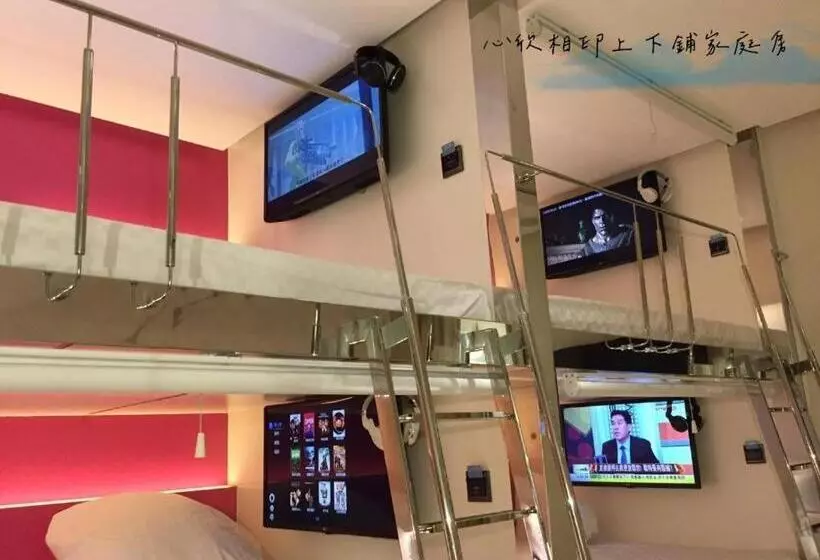 اتاق خانوادگی با تختخواب سفری, Mmmotel