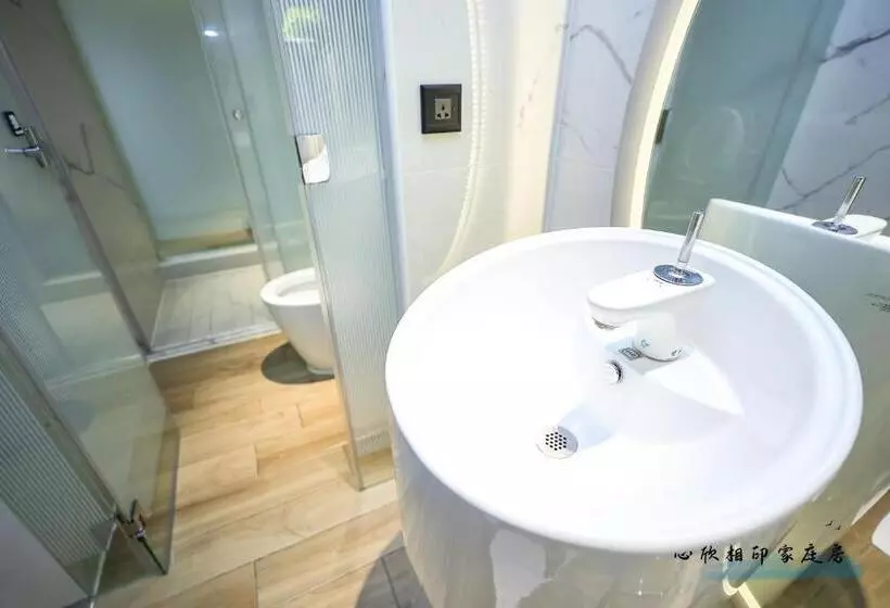 اتاق خانوادگی با تختخواب سفری, Mmmotel