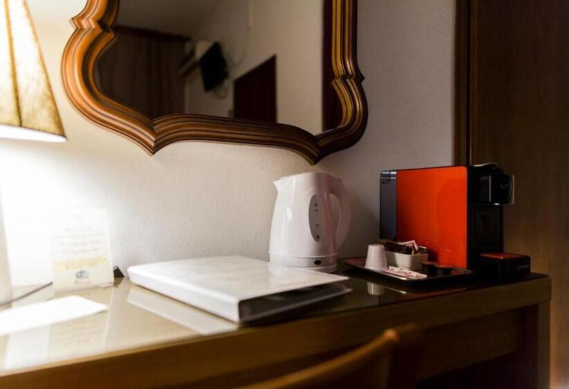 キングサイズベッドのスタンダードルーム, Quari Hotel Restaurant & Pizza